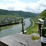 Zur Winzergenossenschaft Hotell Ernst