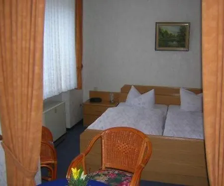 Отель Zur Winzergenossenschaft 3*